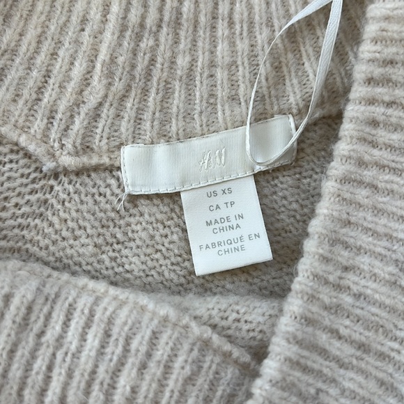 H&M V-neck Knit Sweater - Picture 4 of 4
